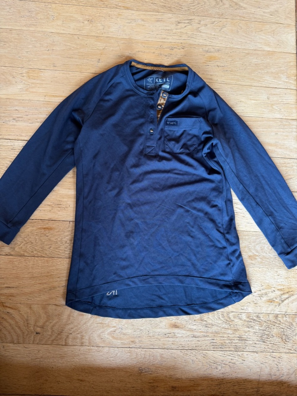 Ketl women’s mountain bike 3/4 sleeve top. Quick dry material.